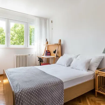 Budget Friendly| 2 Bd | Close To Beach Apartment